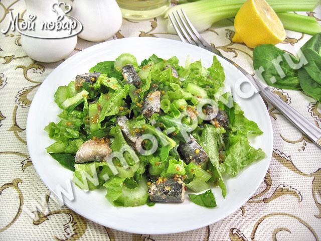Салат с сельдереем, шпинатом и консервированной рыбой