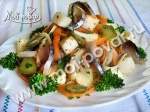 Салат с копченой скумбрией и овощами