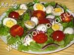 Салат с моцареллой, помидорами и перепелиными яйцами