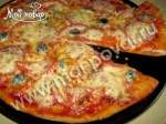 Пицца с колбасой и маслинами