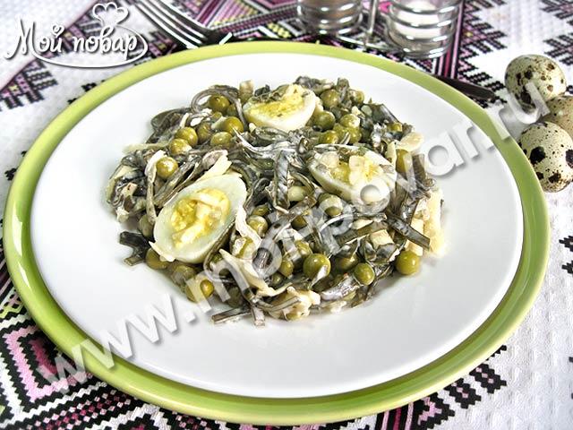 Салат из морской капусты с перепелиными яйцами и зеленым горошком