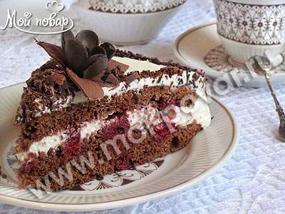 Шоколадный торт с вишней и взбитыми сливками