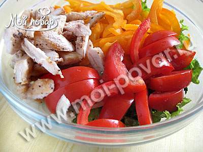 Салат из куриной грудки с перцем и помидорами