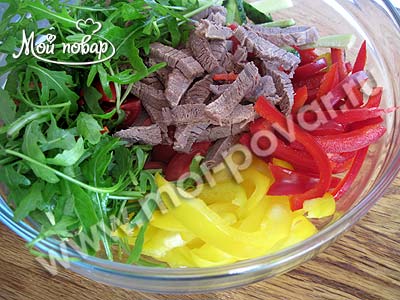 Салат с говядиной, томатами и болгарским перцем