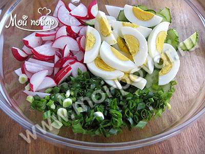 салат из редиски с яйцом и огурцом и зеленым луком